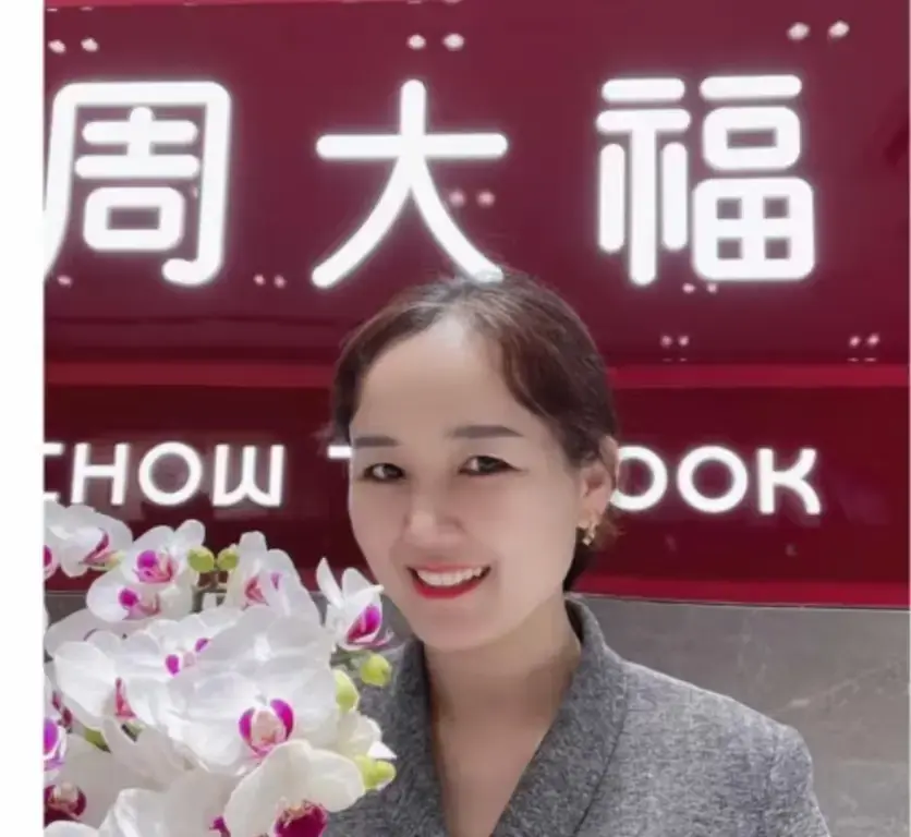 盐城周大福一拖三事件完整版视频-射阳门店突发内幕-周大福一拖三速存观看-全程高清无删减